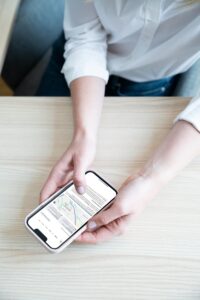 Smartphone showing an AI chat recommending a local business